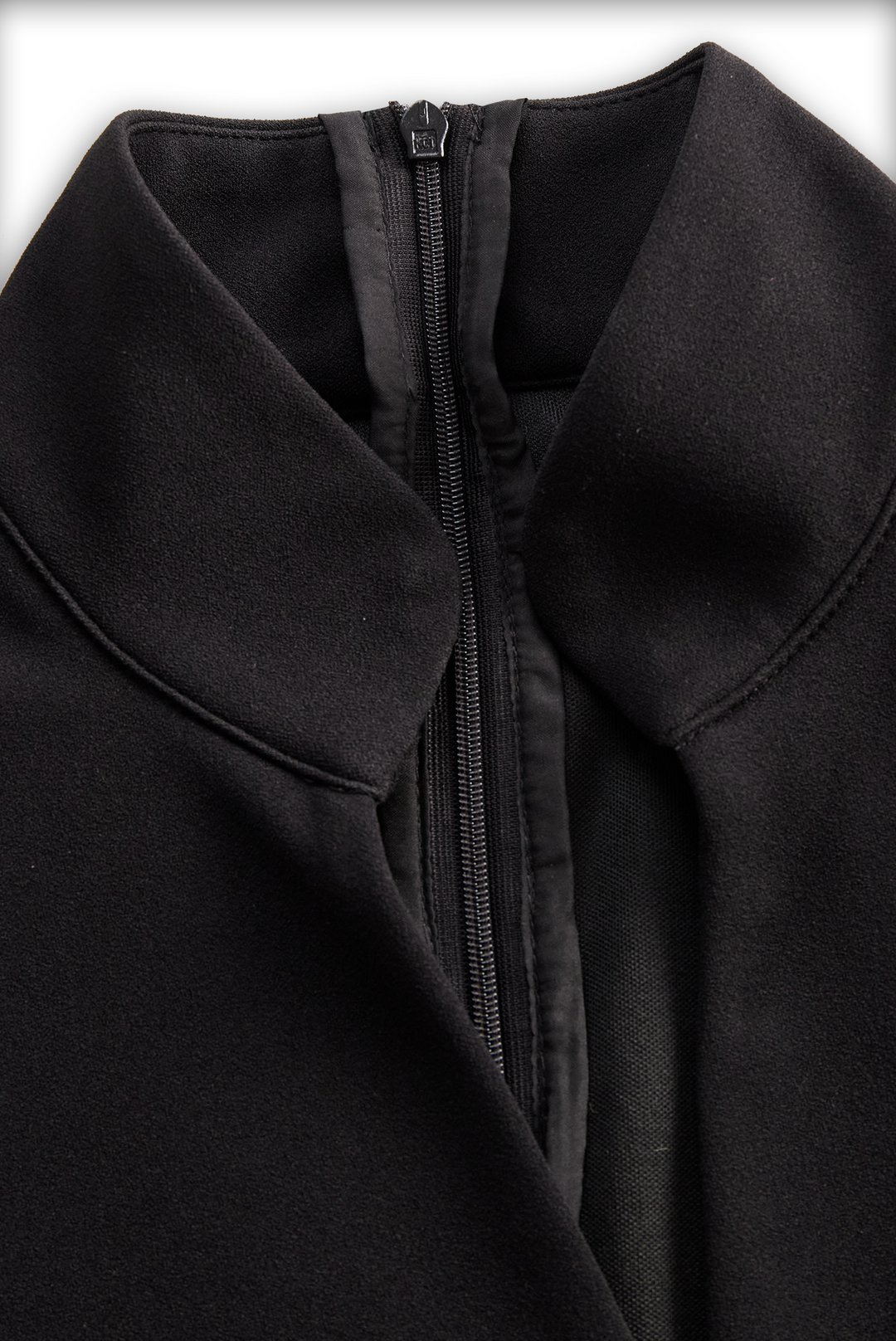 Nora | Raffiniertes schwarzes Kleid mit Gürtel und Stehkragen