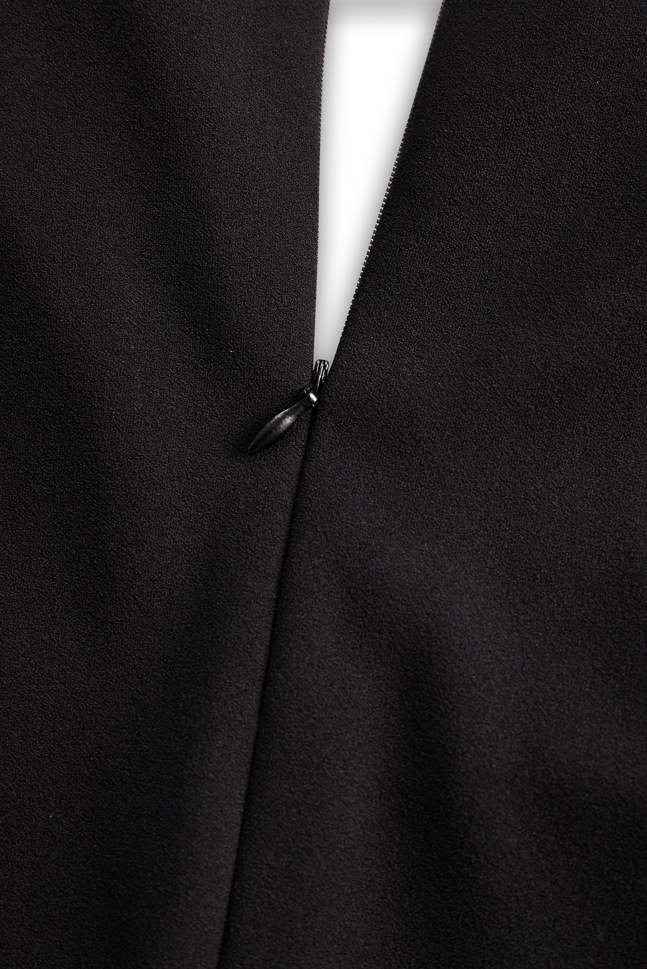 Nora | Raffiniertes schwarzes Kleid mit Gürtel und Stehkragen