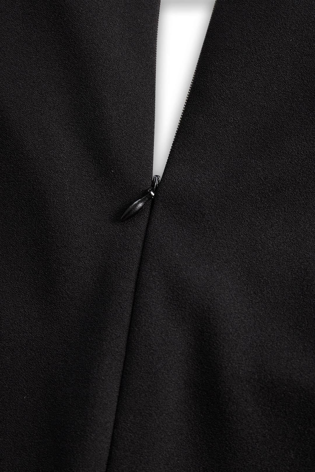 Nora | Raffiniertes schwarzes Kleid mit Gürtel und Stehkragen