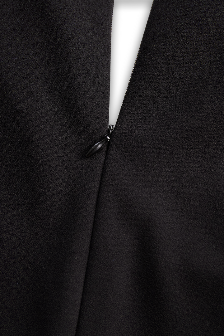 Nora | Raffiniertes schwarzes Kleid mit Gürtel und Stehkragen